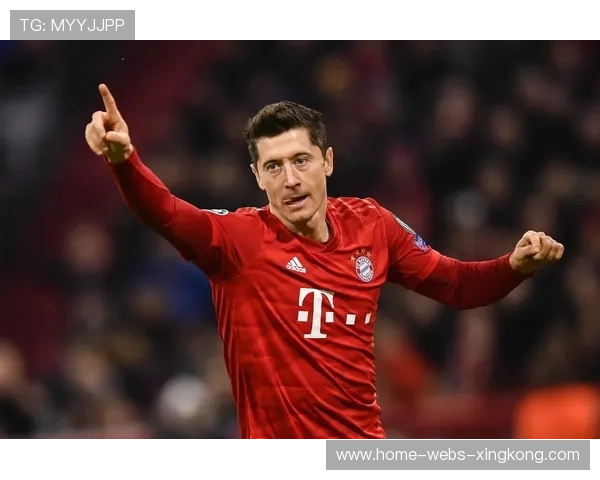 莱万接长传胸部停球过人，拜仁现场惊叹声不断